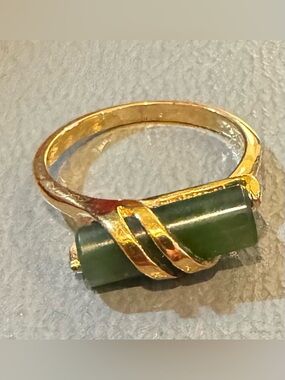 Vintage 1978 Avon “Captured Jade” Ring, Gold Plated, Cylinder Jadeite Stone